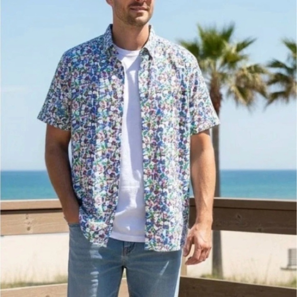 Robert Graham Tailored Fit
Guitar Print Short Sleeve‎ Button
Down Shirt